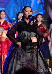 [포토] 강보경 ‘검정색 한복 입고’