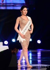 [포토] 박희아 ‘맨발 투혼 워킹’