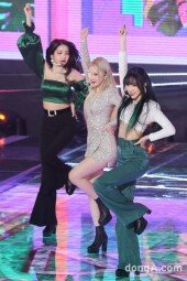 [DA포토]여자친구, 손가락 찌르기 포인트 안무