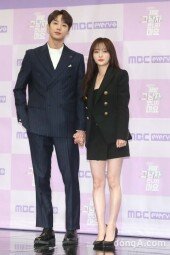 [DA포토]이준영-송하윤, 손 꼽 잡고