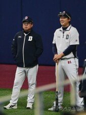 [포토] 배영수 코치와 이야기하는 김태형 감독