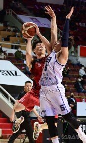 [포토] 이재도 ‘수비 피하는 개구리 점프!’