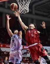 [포토] 이정현-변준형 ‘손끝에서 결정되는 리바운드’