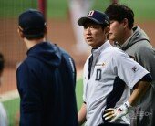 [포토] 김재환과 진지하게 이야기하는 정수빈