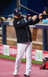 [포토] 김태형 감독 ‘가볍게 배트 휘두르며’