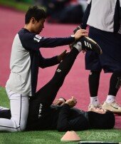 [포토] 김재호 ‘뻐근해진 다리 풀며’