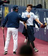 [포토] 이동욱 감독, (박)민우가 있어 안심이야~