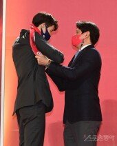 [포토] 임현택의 유니폼 직접 입혀주는 문경은 감독