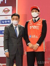 [포토] 유도훈 감독과 기념 촬영하는 이윤기