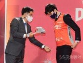 [포토] 유니폼과 모자 받는 양준우