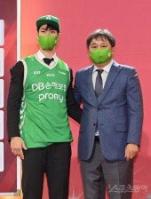 [포토] 이상범 감독과 기념 촬영하는 이준희