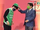 [포토] 이용우에게 모자 씌워주는 이상범 감독