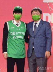 [포토] 이상범 감독과 기념 촬영하는 이용우