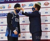 [포토] 전창진 감독에게 모자 받는 이근휘