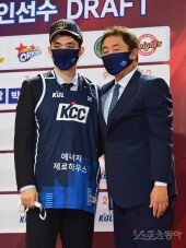 [포토] 한양대 이근휘와 기념 촬영하는 전창진 감독