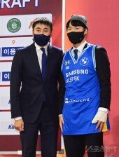 [포토] 전형준과 기념 촬영하는 이상민 감독