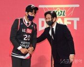 [포토] KT의 선택을 받은 박지원