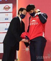 [포토] 박진철에게 유니폼 입혀주는 강을준 감독