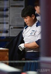 [포토] 양의지 ‘겉옷 벗으며 본격 훈련 시작’