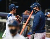 [포토] 강진성과 이야기 하는 이동욱 감독