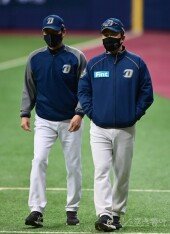 [포토] 이동욱 감독-강인권 코치 ‘마지막 1승’