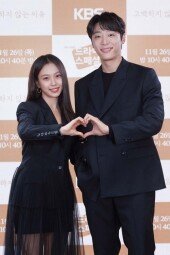 [DA포토]고민시-신현수, 상큼발랄 손하트