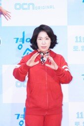 [DA포토]염혜란,경이로운 포즈.. 눈빛으로 제압