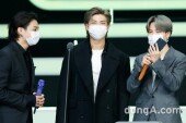 [DA포토]방탄소년단 슈가도 2020 MAMA 시청중