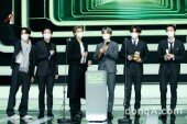 [DA포토]방탄소년단, 베스트 댄스 포퍼먼스에 이어 올해의 앨범상 수상 2관왕