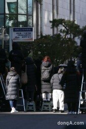 [DA포토]북적이는 ‘KBS가요대축제’ 사전 녹화 출입구