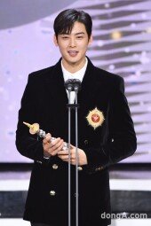 [DA포토]차은우, 연예대상 신인상 받은 얼굴천재