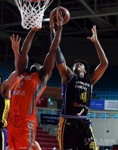 [포토] 힉스-탐슨 ‘치열한 리바운드 다툼!’