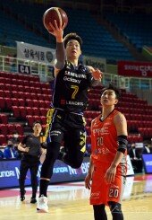 [포토] 김현수, 수비를 제치며 가볍게 슛~