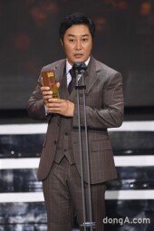 [DA포토]김병만, SBS 연예대상 골든콘텐츠상 수상.. ＂스태프 대표해 받은 것＂