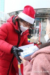 [DA포토]김장훈, 마스크 선물하는 일일 산타