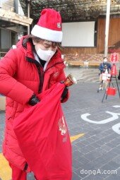 [DA포토]‘일일 산타’ 김장훈, 시민에게 선물 드려요