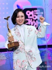[DA포토]김숙, 빛나는 대상 트로피
