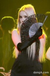 [DA포토]여자친구 은하, 아찔한 부채 퍼포먼스