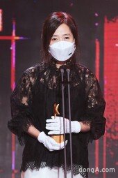 [DA포토]강수지, 라디오 신인상 수상.. 김국진에게 감사를 (MBC 방송연예대상)