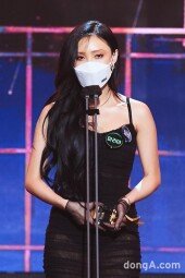 [DA포토]화사, 버라이어티 부문 최우수상 수상 (MBC 방송연예대상)