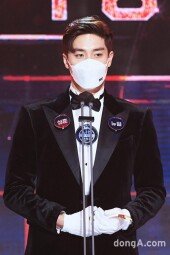 [DA포토]성훈, 버라이어티 부문 최우수상 수상 (MBC 방송연예대상)
