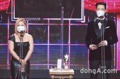 [DA포토]박나래, 계 탔다..조인성과 대상 시상