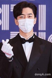 [DA포토]신성록, 훈훈한 손하트 (2020 MBC 연기대상)