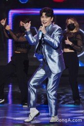 [DA포토]영탁, 흥 넘치는 무대 (2020 MBC 연기대상)