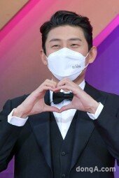 [DA포토]고준, 상남자의 손하트.. 오늘은 달콤하게 (2020 KBS 연기대상)