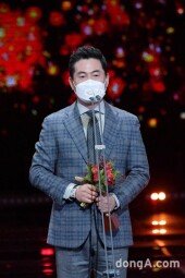 [DA포토]이한위,연작 단만극상 수상＂내겐 대상＂(2020 KBS 연기대상)