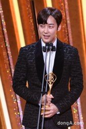 [DA포토]윤종훈, 중장편 드라마 우수 연기상 수상 (2020 SBS 연기대상)