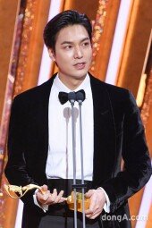 [DA포토]이민호, 판타지 로맨스 최우수 연기상 (2020 SBS 연기대상)