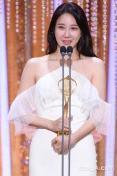 [DA포토]이지아, 최우수 연기상 수상 눈물이 글성 (2020 SBS 연기대상)