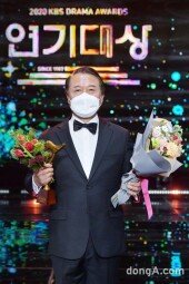 [DA포토]천호진, 꽃 같은 연기 인생 (2020 KBS 연기대상)